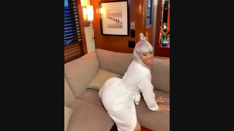 23 февраля 2019 • instagram карди поет please me