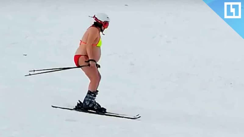 Беременная катается в купальнике на лыжах