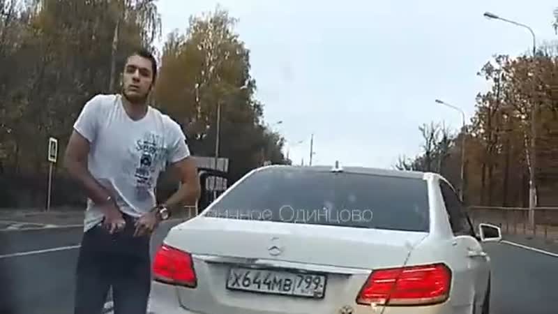 Ганстер на тонированном мерсе