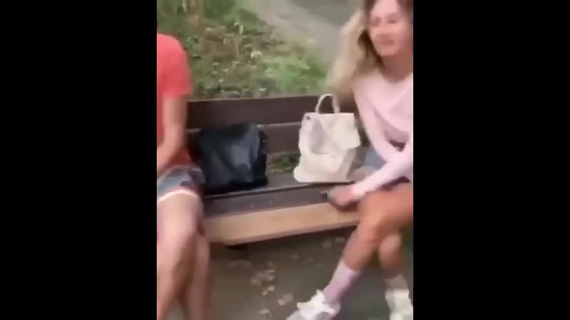 Админ с подругой чилят на лавочке