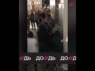 В минске студенты спели do you hear the people sing в холле мглу после этого омон их жестко задержал