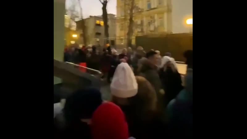 Очередь на каток в саду имени баумана