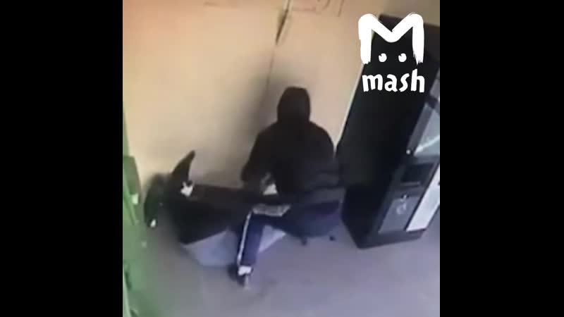 В томске грабитель напал на девушку у банкомата