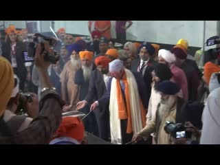 Prince charles makes rotis and rides in electric rickshaw on visit to india