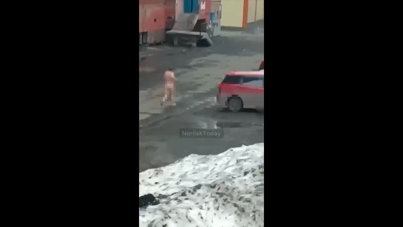 Голый норильчанин бегал по улицам и кричал
