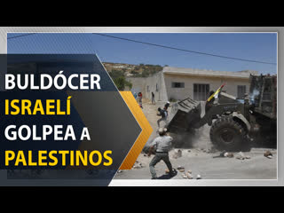 Buldócer israelí golpea con bloques de piedra a palestinos