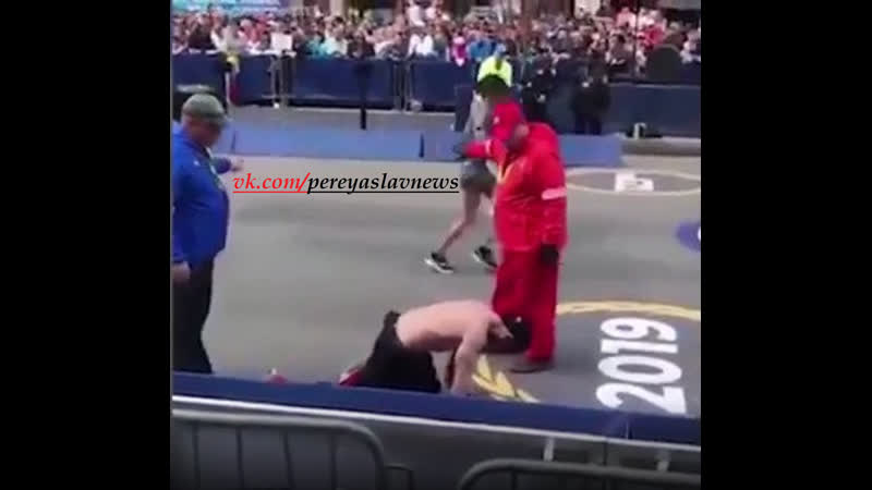 На бостонском марафоне бывший морской пехотинец мик херндон на коленях дополз до финиша в память о погибших собратьях