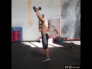 Эффектные сальто со штангой и гантелями