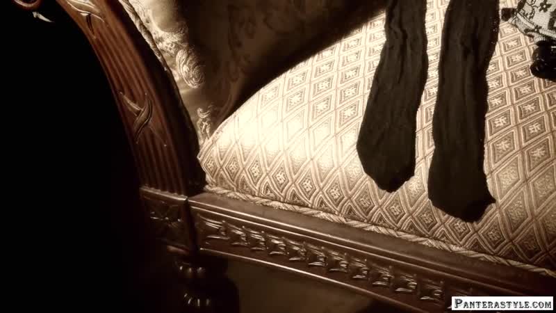 Девушки на шпильках в туфельках в чулках, кружевная резинка чулок, ласки ножками в чулках