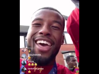 Wijnaldum dropping his phone off the bus during liverpool victory parade 😂😂😂🤳