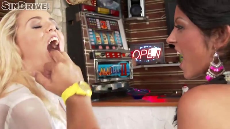 С виду скромные девушки надели очень вызывающие платья запрыгнули в крутую тачку и поехали развлекаться к друзьям ребята приве