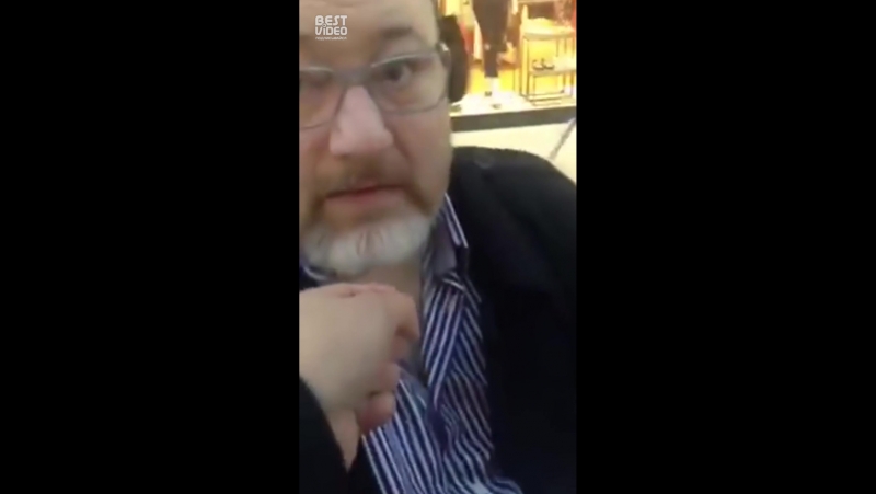 Просто чувак щекочет бородатых мужиков