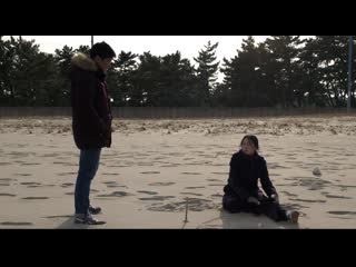 Hong sang soo on the beach at night alone (en la playa sola de noche)