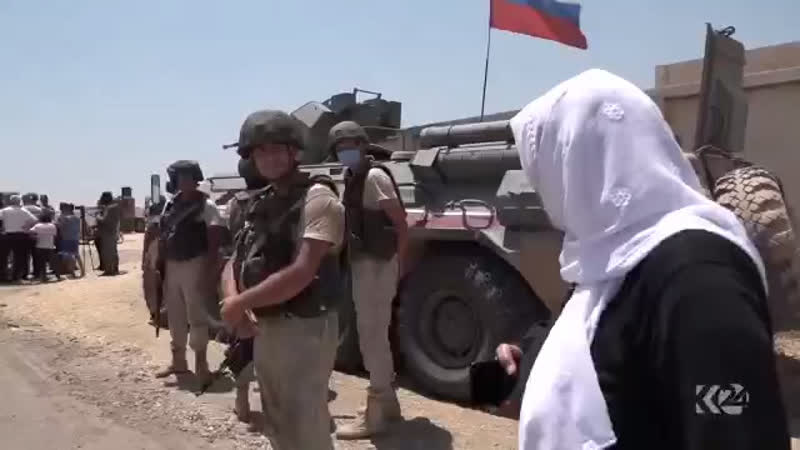 Российские военные и местная жительница, которая говорит, что не доверяет русским, которые продали африн и сареканье (рас эль