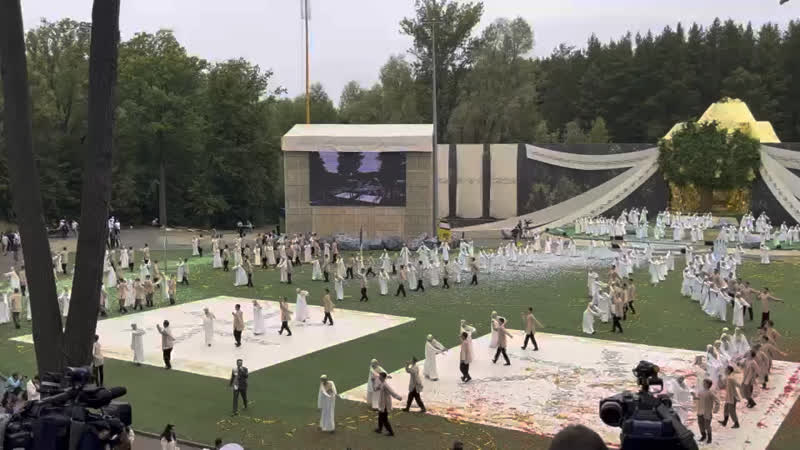 Фирдүс тямаев сабантуй мәйданында "татарлар" җырын башкара