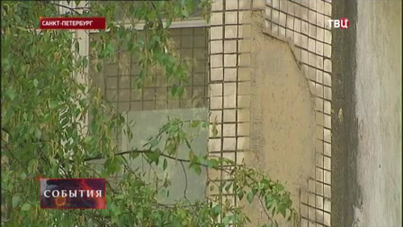 Жительница петербурга едва не погибла от падения бетонной плиты