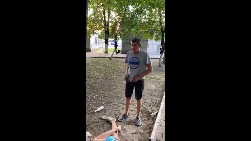 Бомжи совокупляются под деревом