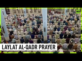 Hundreds of muslims pray in dhaka on laylat al qadr