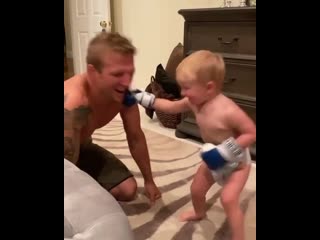 🎬папка учит своего сына боксу🥊