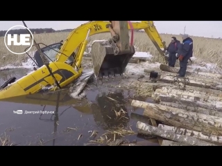 В пензенской области достали экскаватор, утонувший в болоте прошлой осенью