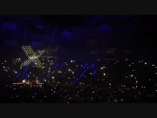 The crowd throwing glowsticks around during bandito