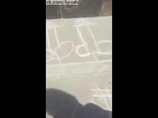 Маленькая дочка нарисовала жирафов, похожих на член / girl draws little giraffes on the stairs of his house, looks like penis