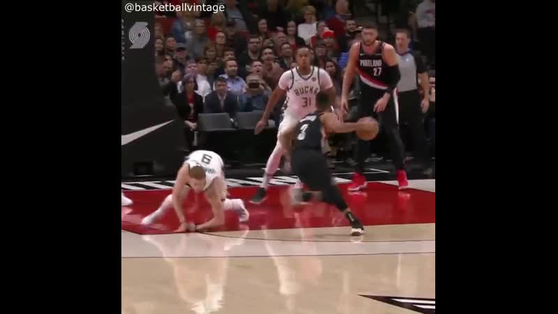 Cj mccollum crossover on donte divincenzo