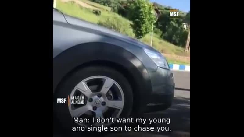 Иранский ишак преследует и угрожает молодые девушку христианку за то, что она не носит хиджаб