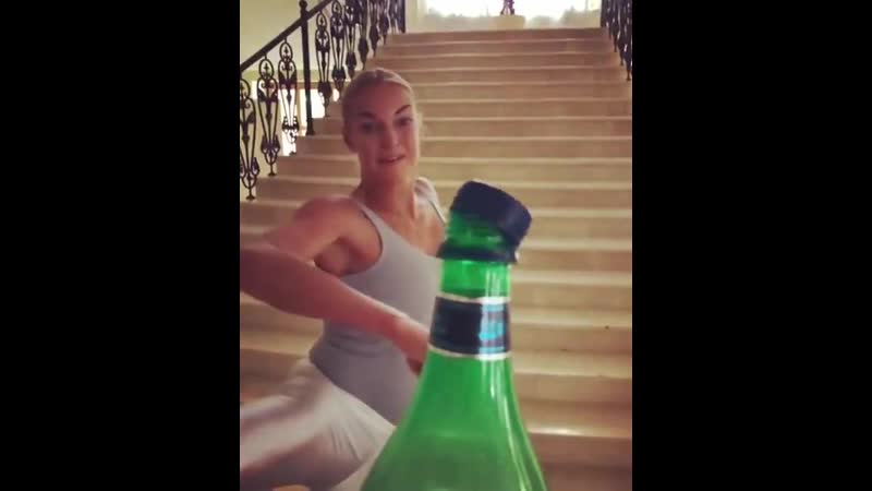 Анастасия волочкова поддержала популярный голливудский флешмоб bottle cap challenge