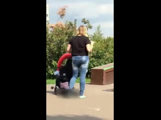 Яжемать явилась на скейтплощадку вместе со своей личинкой и пёселем