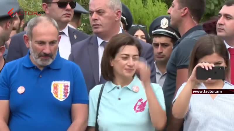 Նիկոլ փաշինյանը եւ աննա հակոբյանը պարում են գյումրու ռուսթավելի փողոցում