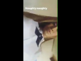 Стройная блондинка с подтянутой попкой показывает попку