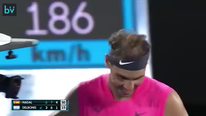 Рафаэль надаль случайно попал мячом в лицо девочке он тут же подошел к ней извинился после игры подарил девочке свою бандану