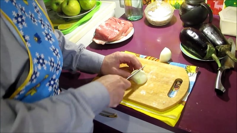 "запеченная корейка с баклажанами на слиах"