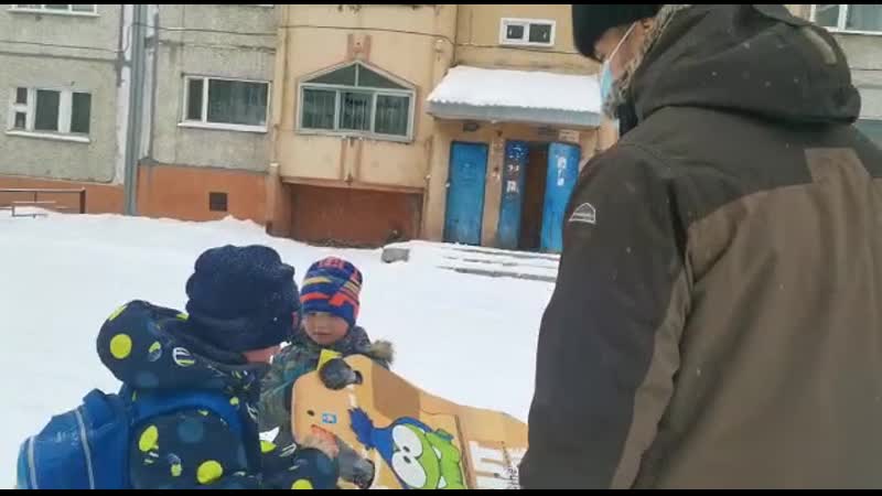 Шоколадки местной детворе