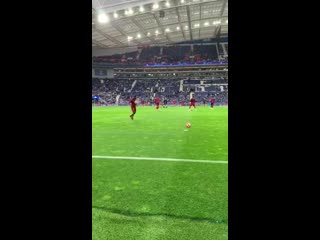 📍 pitchside at estádio do dragão time for some skills from sadio 👌 #porliv #ucl