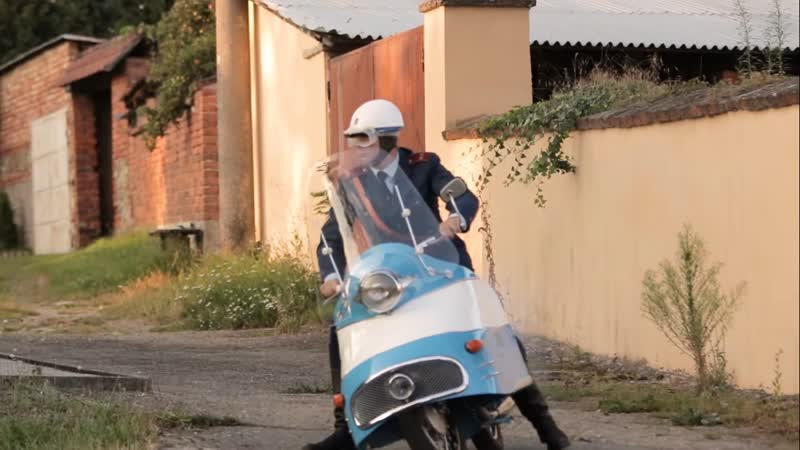 Police chase 1960s jawa 350, volga gaz 21