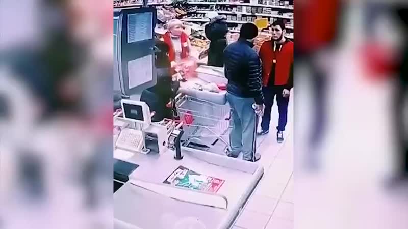 Контролёр «магнита» вырубил покупателя о mp4