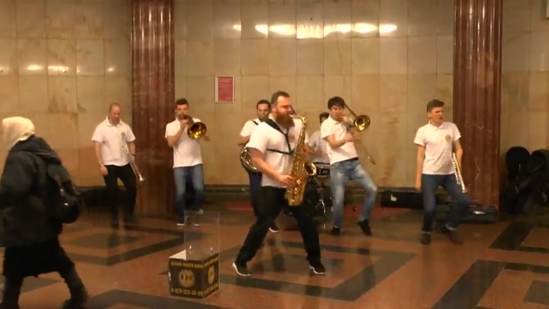Отжигают в метро (brevis brass band)
