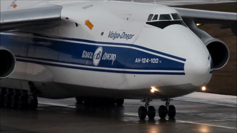 Volga dnepr antonov an 124 arrival during a rain shower ⁄ close up taxing (hd)