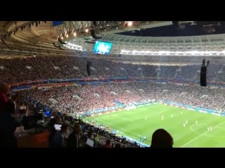 Jogadores da inglaterra surtam e tentam fazer um gol por enquanto a croácia está celebrando seu gol