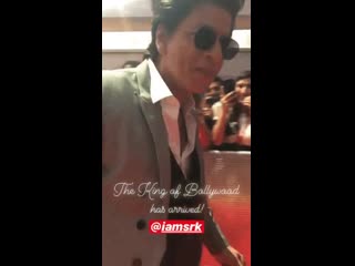 The fans in dubai show their love for srk as they welcome him with cards, bouquets and their warm feelings ️