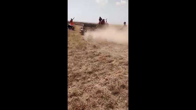 Местные жители собрались тушить пожар на фермах местности абу вахаль к северо востоку от города ракка #сирия