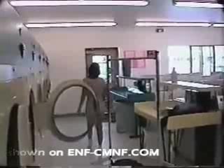 Настоящее nip женщина ходит совершенно голой в прачечной