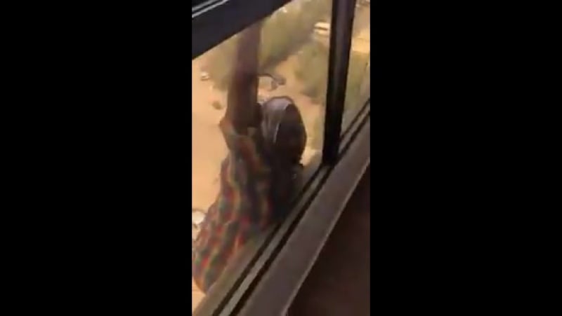 В кувейте женщина работодатель снимает на телефон как падает из окна ее работница из эфиопии