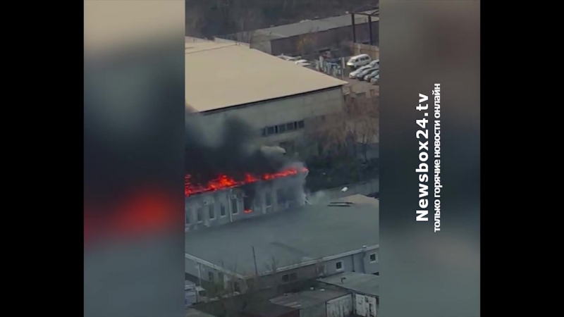 Очевидцы сняли крупный пожар на складах в районе бама