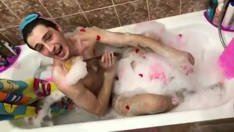 Голый иосиф оганесян поет в ванной