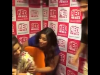 Varun dhawan force alia bhatt to kiss him in fm red 93 5 show mp4