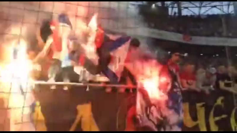 Очевидцы засняли, как фанаты "спартака" жгли фаерами флаги "динамо"