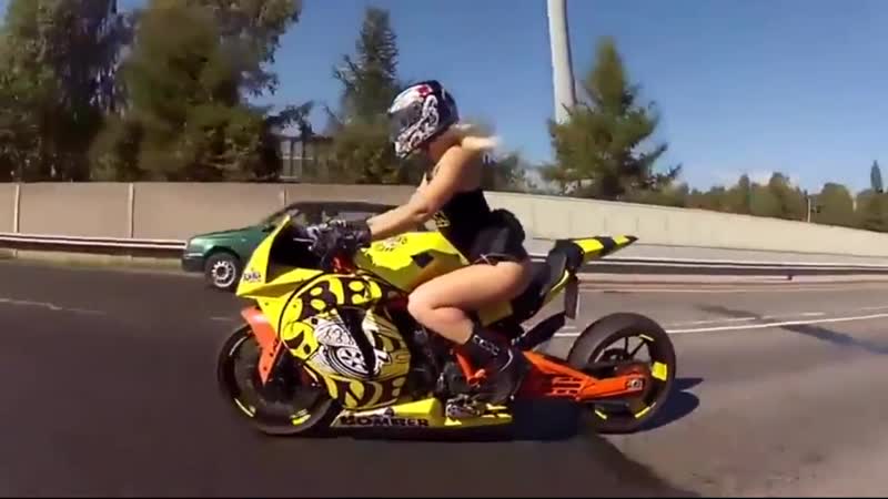 Секси байкерша